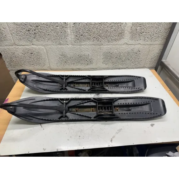 Gripper ski